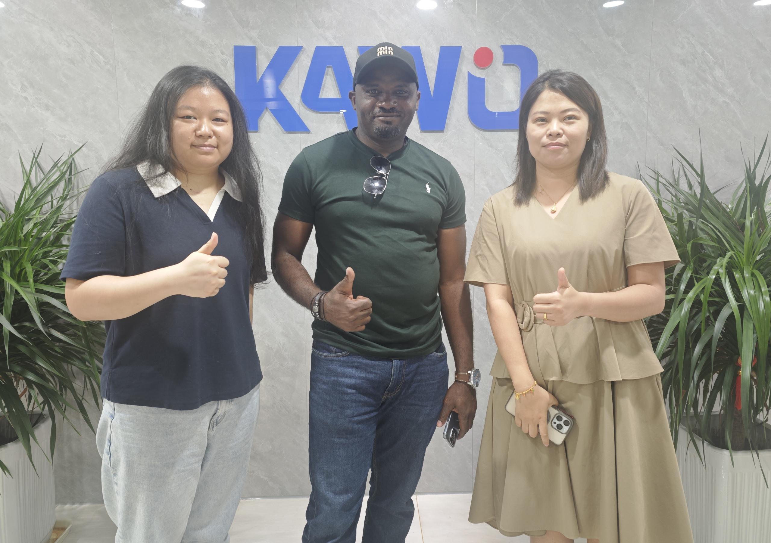 Una calurosa bienvenida a los clientes de Camerún para que visiten la sede y la fábrica de KAWO