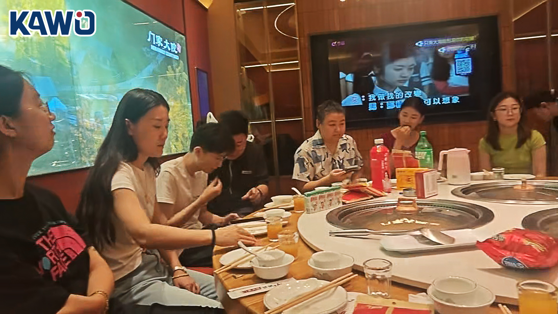 Los empleados de KAWO celebran el nuevo comienzo de agosto